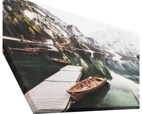 Leinwandbild mit Bergsee und Bootsanlegestelle