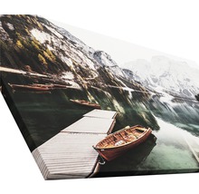 Leinwandbild mit Bergsee, Booten und Steg