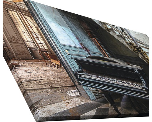 Leinwandbild mit einer Szene eines verlassenen Raumes mit einem Klavier