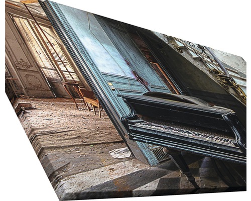 Leinwandbild mit einer Szene eines verlassenen Zimmers mit einem Klavier