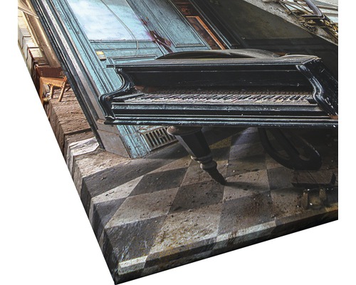 Nahaufnahme einer Leinwand mit dem Aufdruck eines Klaviers vor einem Gebäude