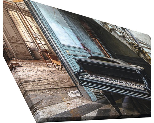 Leinwandbild mit einer Szene eines verlassenen Raumes mit einem Klavier