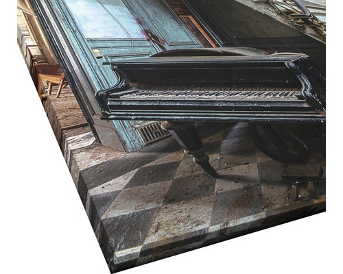 Detailansicht einer Leinwand mit dem Motiv eines Klaviers in einem verlassenen Gebäude