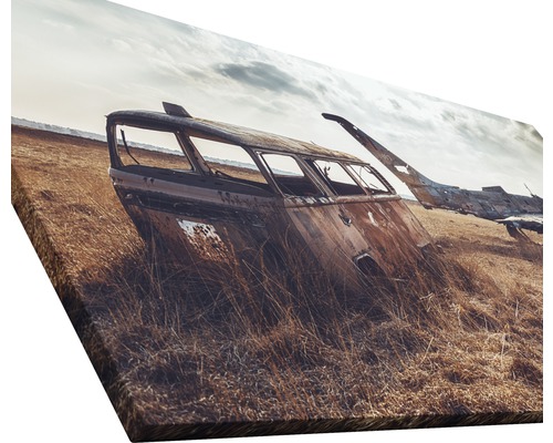 Leinwandbild mit einer verrosteten Autowrackszene auf einem Feld