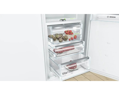 Geöffneter Kühlschrank mit VitaFresh Schubladen zur Aufbewahrung von Lebensmitteln und Gemüse. Bosch Logo.