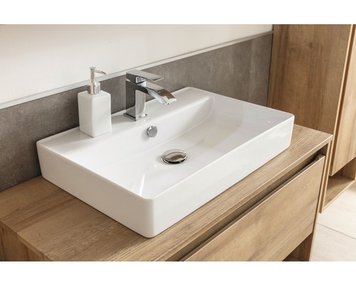 Waschtisch mit Armatur und Seifenspender auf einem Unterschrank