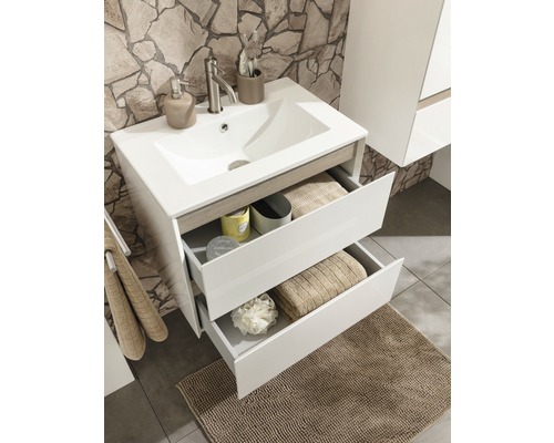 Badezimmerwaschtisch mit offenem Schubladensystem vor einer Steinwand