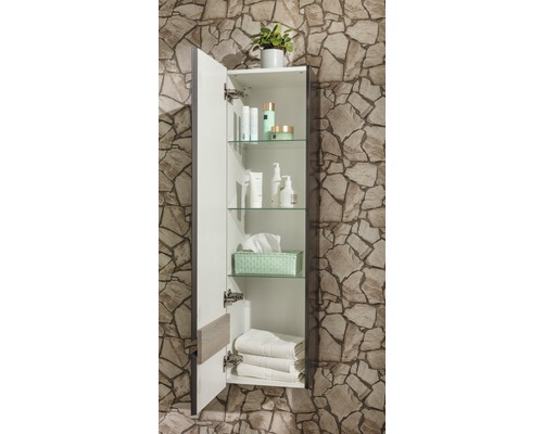 Offener Badezimmer-Hängeschrank mit Glasböden, Kosmetikprodukten und Handtüchern
