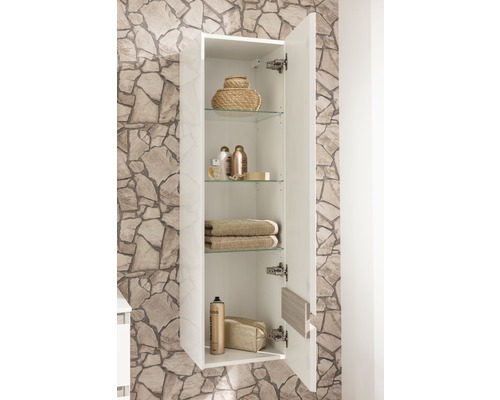 Offener Badezimmerschrank mit Glasböden zur Aufbewahrung von Handtüchern und Kosmetikartikeln