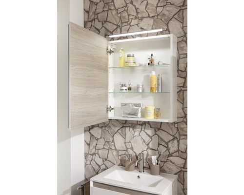 Badezimmer mit offenem Spiegelschrank und Waschtisch