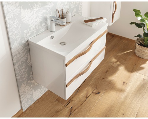 Badezimmerwaschtisch mit zwei Schubladen und Keramikwaschbecken in einem Badezimmer