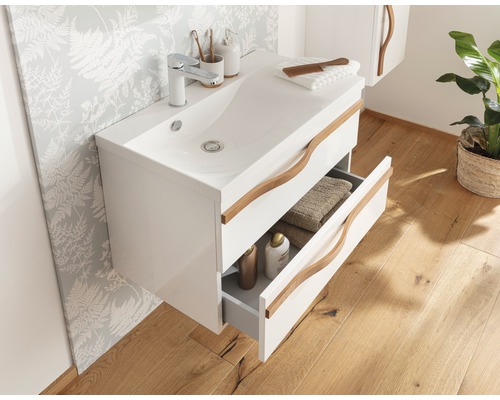 Badezimmer mit Waschbeckenunterschrank, offenem Schubfach und Accessoires