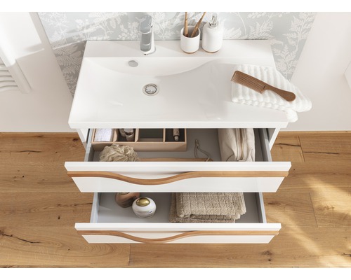 Badezimmer Waschbeckenunterschrank mit offenen Schubladen und Badutensilien