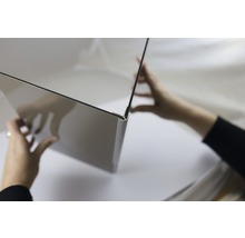 Aluminiumverbundplatte wird von zwei Händen gehalten.