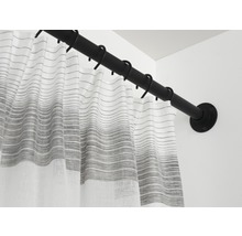 Duschvorhangstange mit Vorhang und Ringen an einer Badezimmerwand