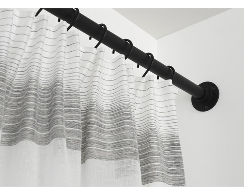 Duschvorhangstange mit Vorhang und Ringen an einer Badezimmerwand