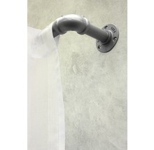 Vorhangstange aus Metallrohr mit weißem Vorhang an einer Wand