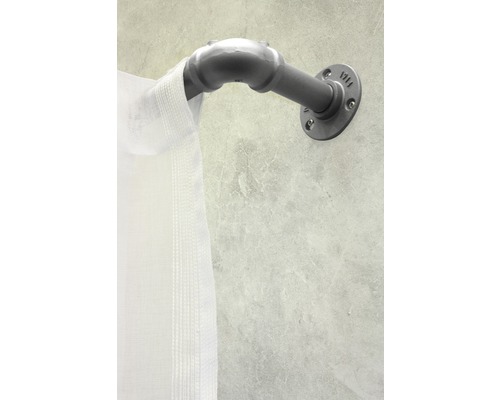 Vorhangstange aus Metallrohr mit weißem Vorhang an einer Wand