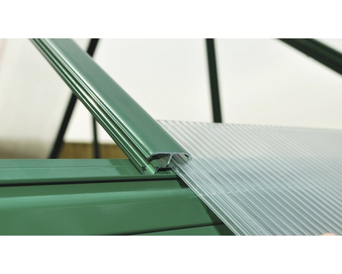 Detailaufnahme eines Gewächshausrahmens mit Polycarbonatplatte