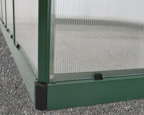 Detailansicht eines Gewächshauses mit Rahmen und Polycarbonatplatten