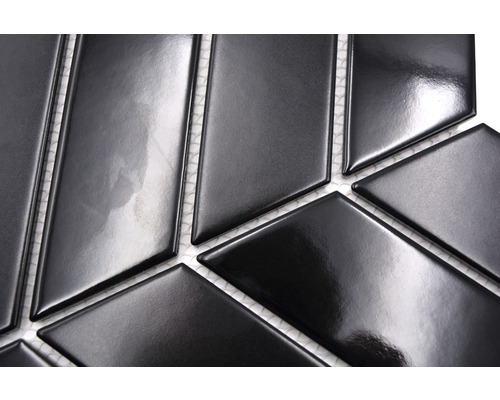 Nahaufnahme von schwarzen Keramikmosaikfliesen in Rautenform