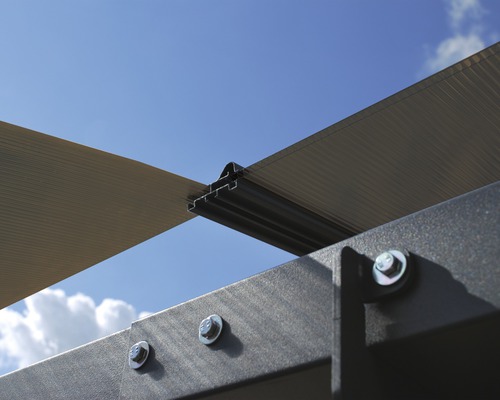Detailansicht einer Terrassenüberdachung mit Profilen und Schrauben