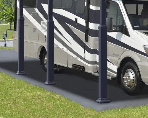 Wohnmobil unter Carport mit Säulen