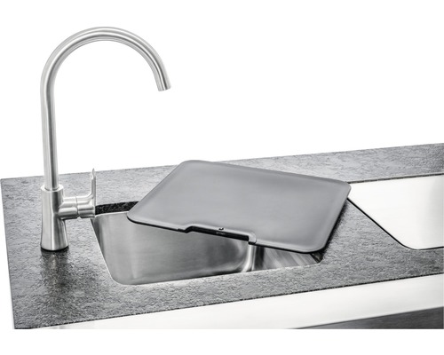 Spültisch mit Wasserhahn und Abdeckung