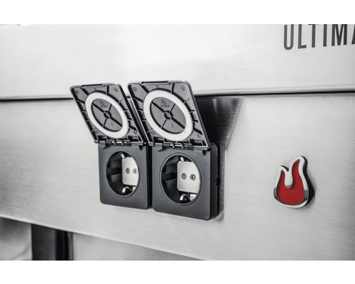 Zwei Steckdosen mit Schutzdeckel auf einer Metalloberfläche