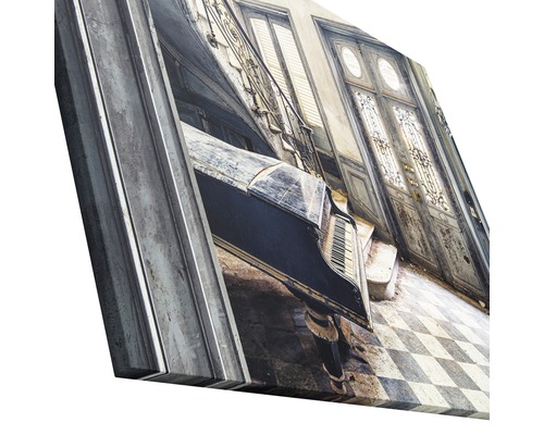 Leinwandbild mit einer Szene einer alten Treppe und einem Klavier