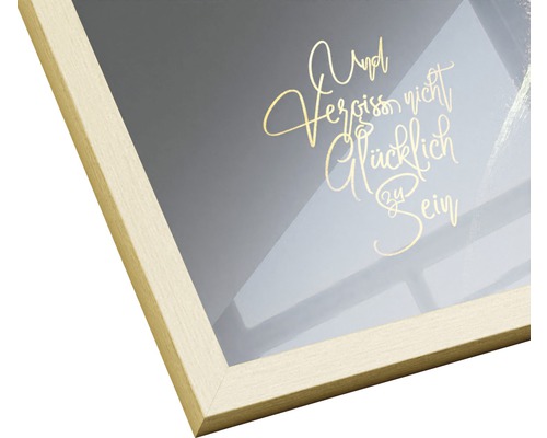 Gerahmtes Bild mit dem Text ''Und vergiss nicht glücklich zu sein''