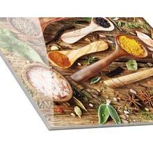 Dekorplatte mit Gewürzen und Kräutern in Holzlöffeln