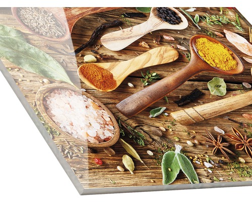 Dekorplatte mit Gewürzen und Kräutern in Holzlöffeln