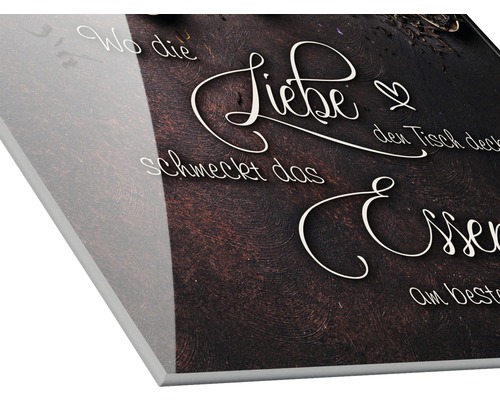 Dekoratives Küchenbild mit dem Spruch Wo die Liebe den Tisch deckt schmeckt das Essen am besten.