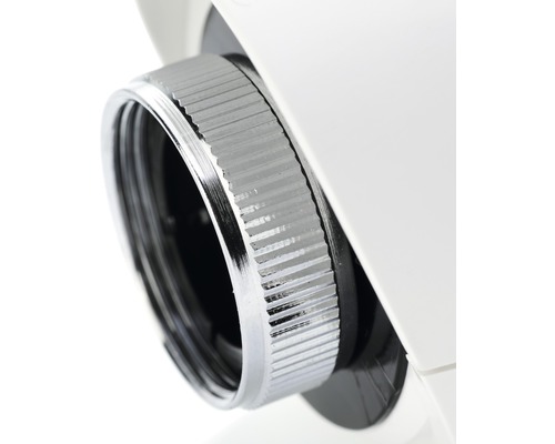 Detailaufnahme eines Wasserhahns mit gerändeltem Drehgriff