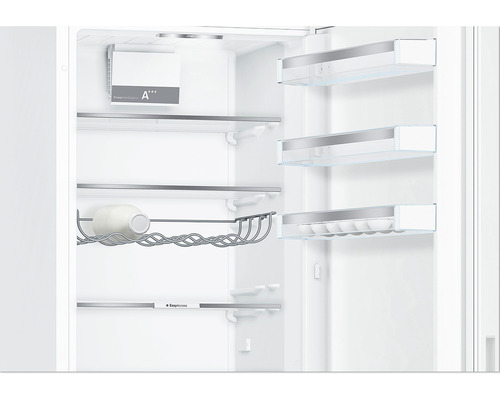 Innenraum eines Kühlschranks mit Regalen, Flaschenhalter, Eierablage und Energieeffizienzklasse A plus plus plus.