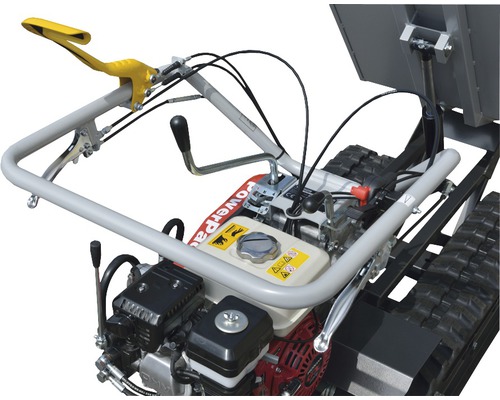 Detailansicht eines Kettendumpers mit Bedienelementen und Motor