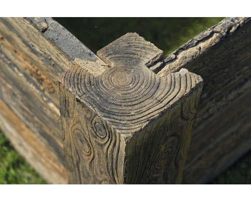 Detailansicht eines Hochbeets aus Beton mit Holzstruktur