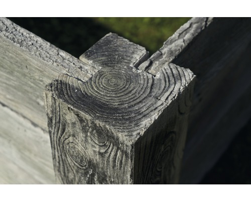 Detailansicht eines Zaunpfostens mit Holzstruktur
