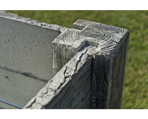 Detailansicht eines Beton-Hochbeets in Holzoptik.