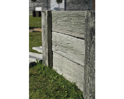 Nahaufnahme einer Gartenbegrenzung aus Beton mit Holzstruktur