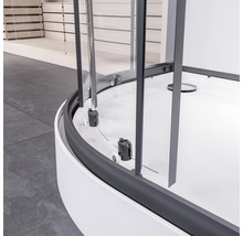 Detailansicht einer Duschkabine mit transparenten Glastüren und dunklen Rahmen