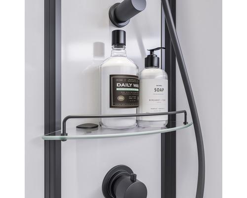 Glasablage mit zwei Behältern für Duschpflegeprodukte in einer Duschkabine.