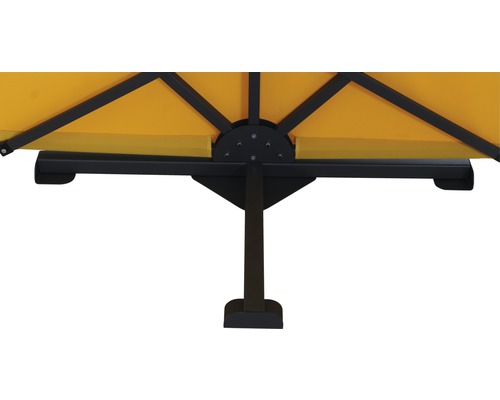 Detailansicht eines Sonnenschirms mit Metallgestell