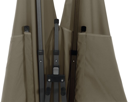 Detailansicht eines Pavillons mit Taschen zur Aufbewahrung