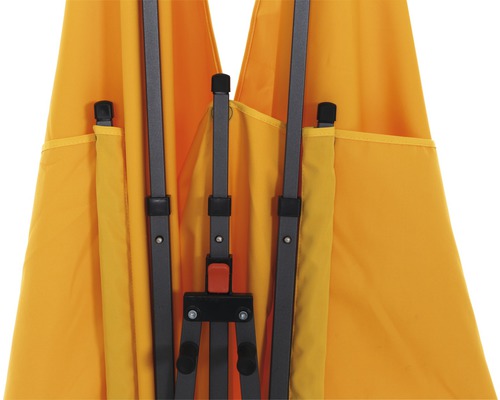 Detailansicht eines orangefarbenen Faltpavillons mit Metallgestell