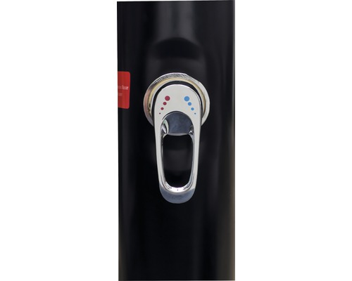 Nahaufnahme einer Außendusche mit Metallarmatur