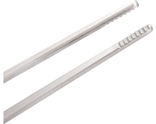 Detailaufnahme einer Metallpinzette mit geriffelten Greifflächen