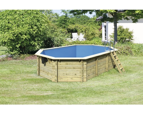 Holzpool mit Leiter im Garten