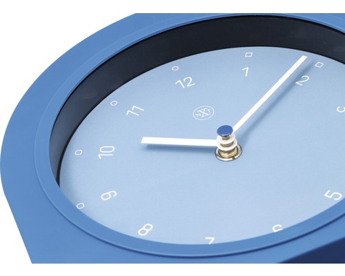 Blaue Wanduhr mit runden Markierungen anstelle von Zahlen